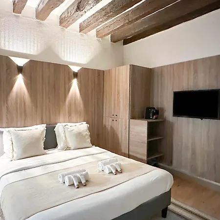Apartment Elegant Steps Away From Iconic Landmarks