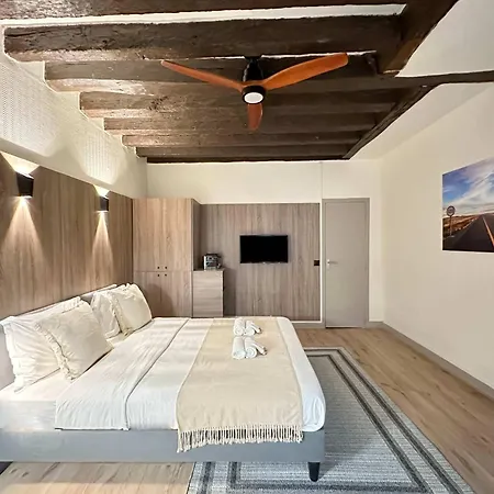 Elegant Steps Away From Iconic Landmarks Apartment