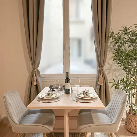 Apartment Elegant Steps Away From Iconic Landmarks