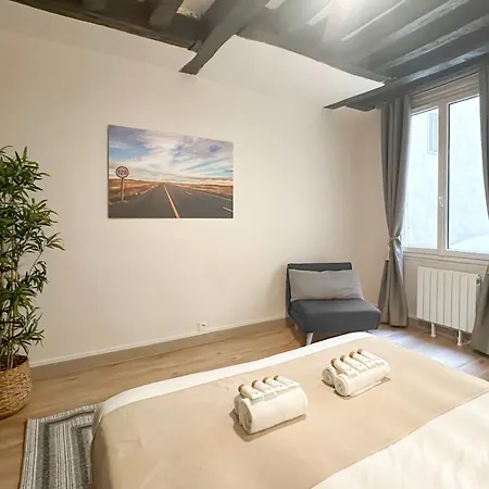 Elegant Steps Away From Iconic Landmarks *