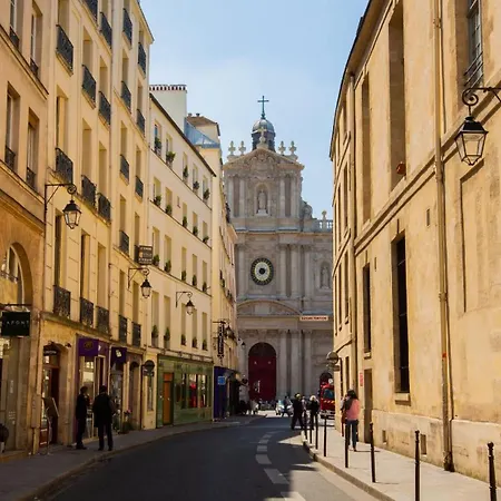 Apartment Elegant Steps Away From Iconic Landmarks *