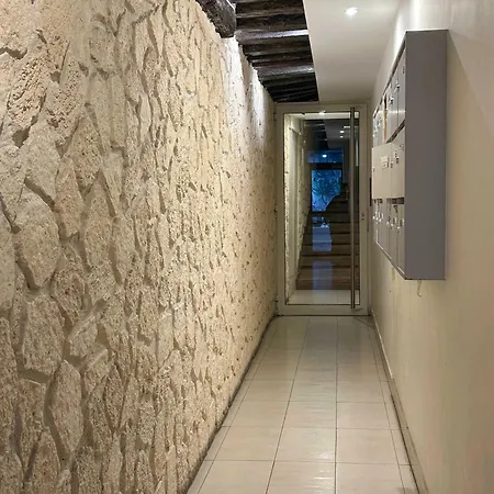 Elegant Steps Away From Iconic Landmarks Apartment *